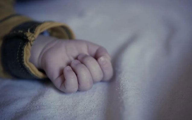 2 yaşlı qız binadan yıxılıb sağ qaldı 
