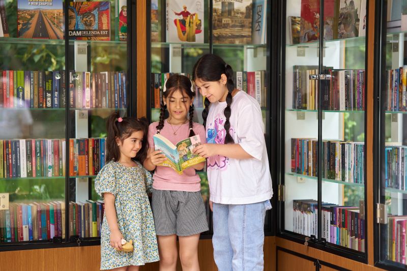 Şuşanın mərkəzində günəş enerjisi ilə işləyən \"Kitab dayanacağı\" istifadəyə verilib 