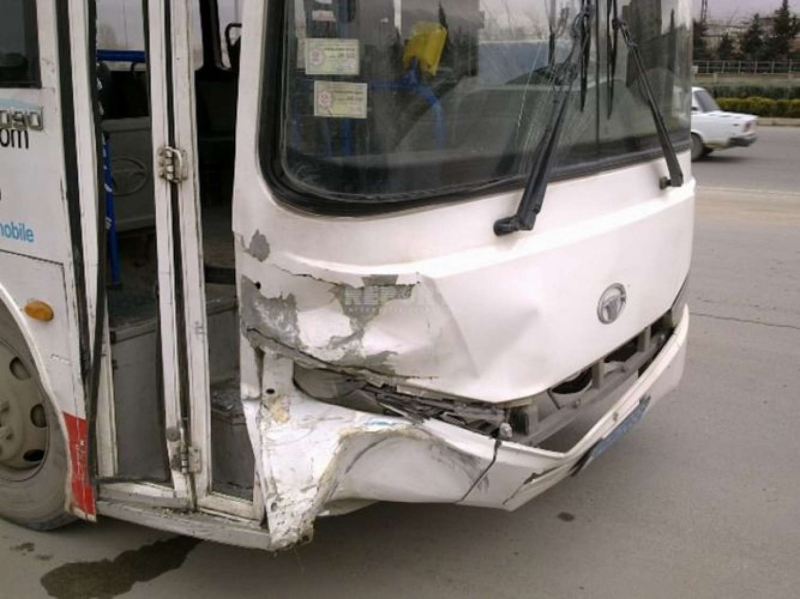 Binədə iki avtobus toqquşdu: 22 nəfər xəsarət aldı 