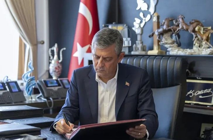 Özgür Özel və 91 millət vəkili CHP-dən istefa verib 