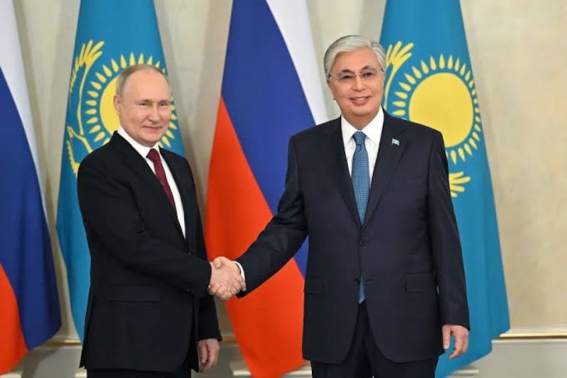 Putin Tokayevlə görüşüb 