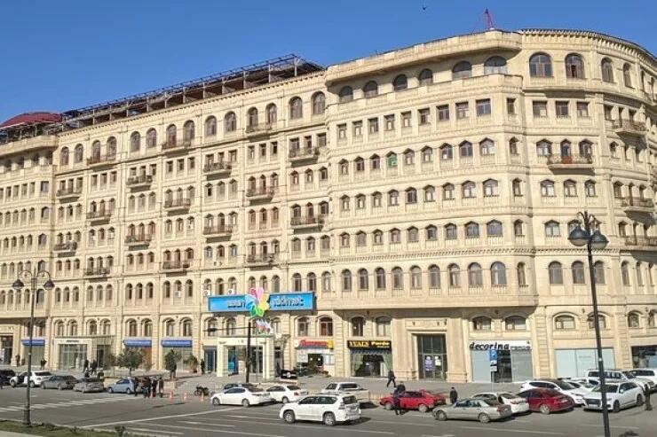 \"Amay\"ın qarşısında kişinin başına daş düşdü 