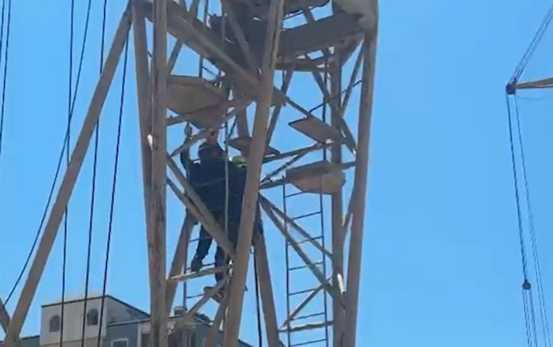 Kranda köməksiz vəziyyətdə qalan kişi xilas edildi 