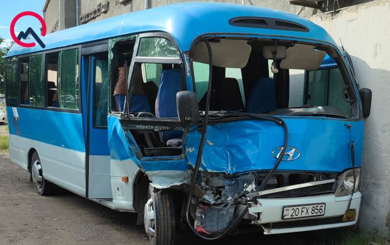 Sərnişin avtobusu qəza etdi - Xəsarət alanlar var 