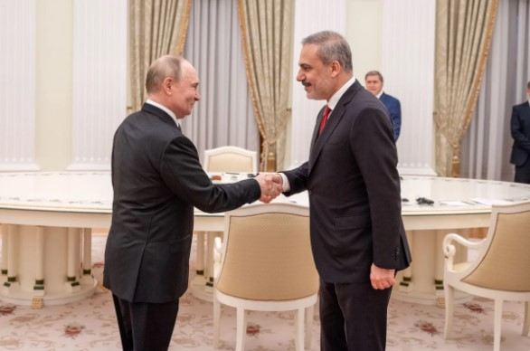 Vladimir Putin Kazanda Hakan Fidanı qəbul edib 