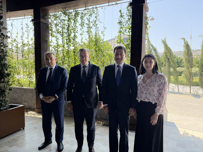 Hikmət Hacıyev Makronun müşaviri ilə Azərbaycan–Fransa münasibətlərini müzakirə edib 