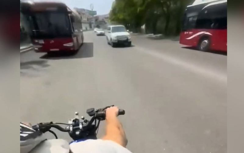 Motosikleti “protiv” sürüb yolda hamıya təhlükə yaratdı - Video 