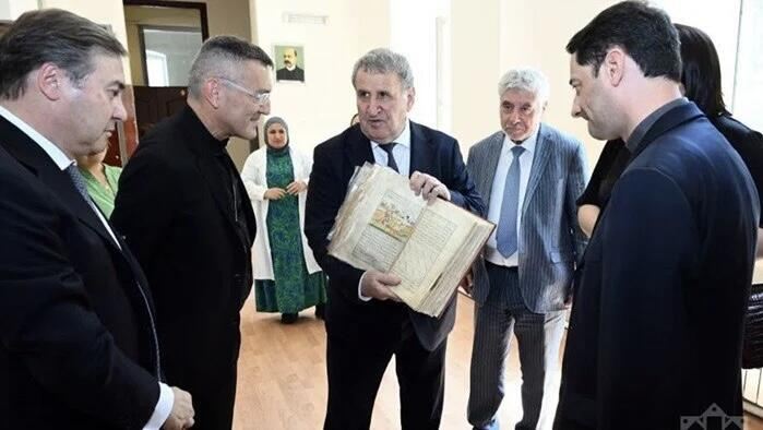 İsa Həbibbəylinin nadir əlyazmaya davranışı müzakirə yaratdı - (Video) 