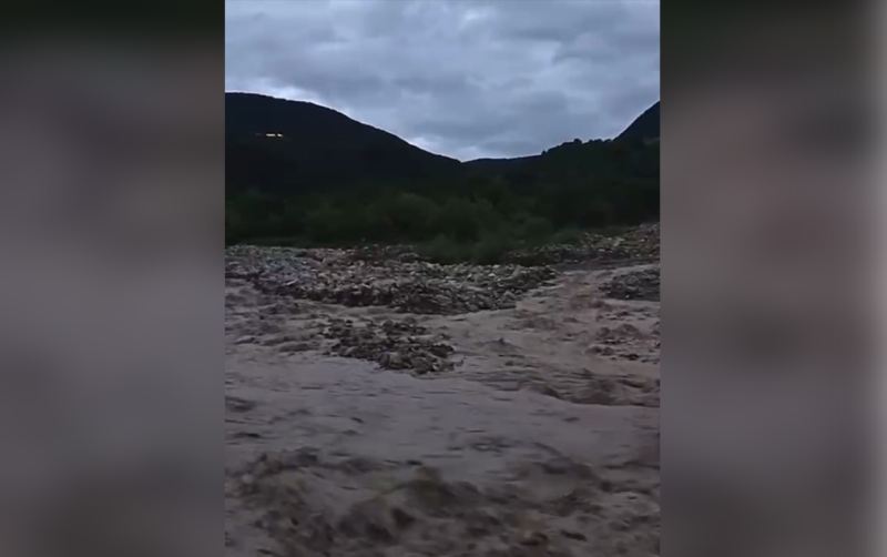 Şamaxıda Ağsu çayı daşdı - İnsanlar yollarda qaldı-Video 