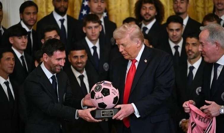 Messi Trampla görüşdü, top hədiyyə etdi 