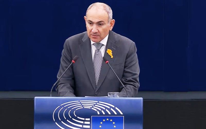 “Sinəmdəki xəritə Azərbaycanla sülhün simvoludur” - Paşinyan 