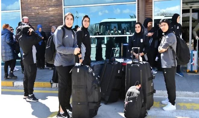 İranlı qadın futbolçular Avstraliyadan ölkələrinə qayıdıblar 