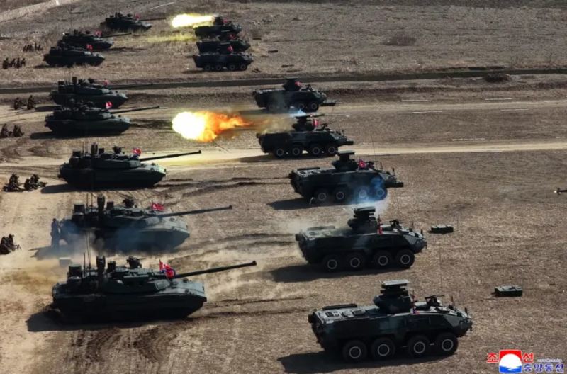 13 yaşlı qızı ilə tank sürdü - Fotolar 