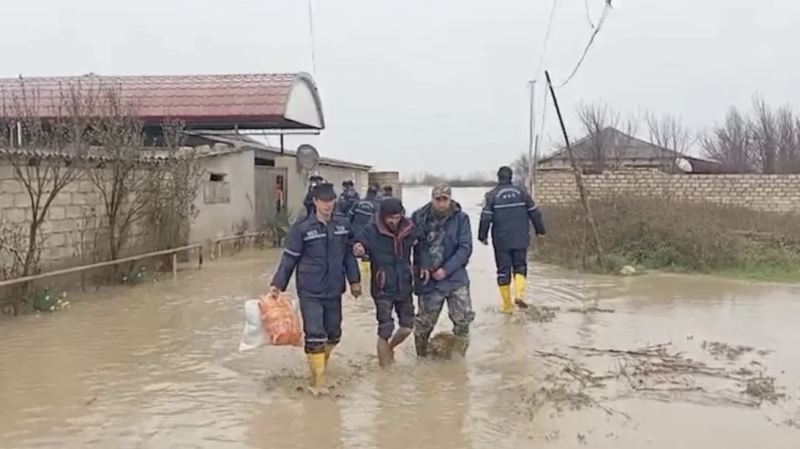 Xaçmazda intensiv yağışlar nəticəsində evlərə su dolub, 22 nəfər təxliyə edilib 