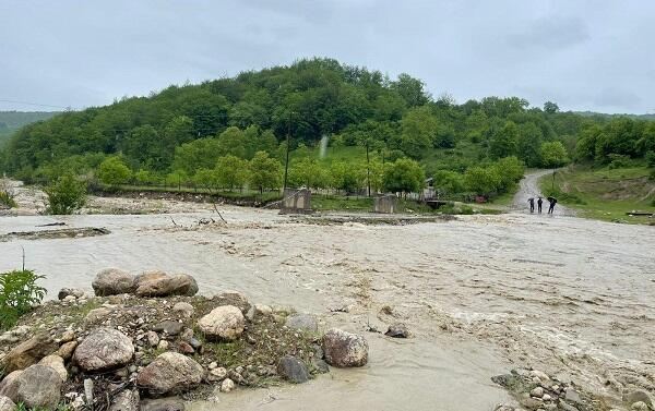 İsmayıllıda sel suları yolu dağıtdı: 4 kəndlə əlaqə kəsildi 