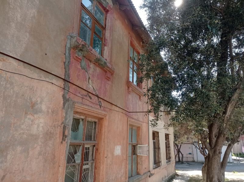 Çökən divarlar, çat vermiş tavanlar: Əbilovda sakinlər ölüm təhlükəsi altında yaşayır - FOTOLAR
