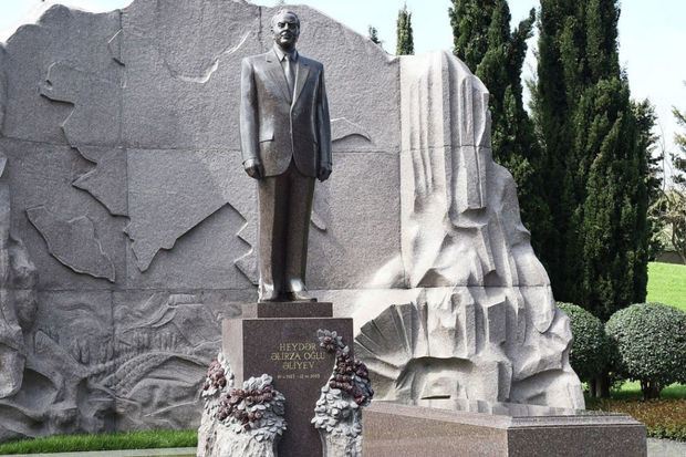 Dövlət və hökumət rəsmiləri Heydər Əliyevin məzarını ziyarət etdilər - FOTOLAR 