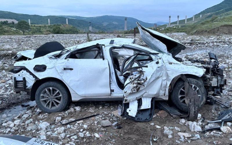 Maşın beton səddə çırpılıb çay yatağına düşdü - Ölənlər və yaralananlar var
