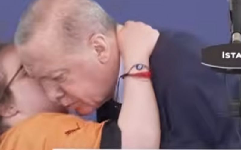 Daun sindromlu uşaq Ərdoğanı elə qucaqladı ki...- Video 