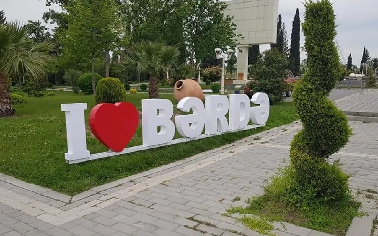 28 yaşlı oğlan parkın qarşısında söyüş söydü&nbsp;- Həbs edildi