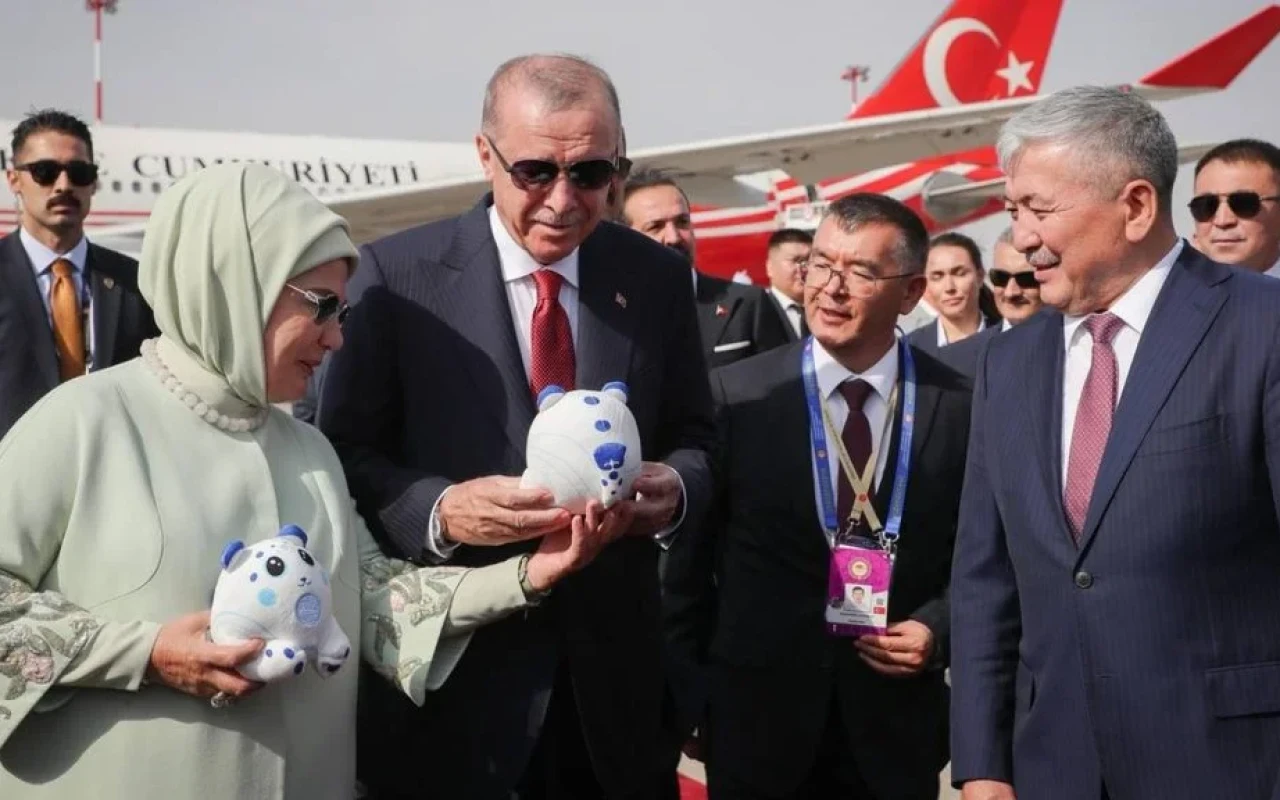 Ərdoğana da Bişkekdə oyuncaq bəbir hədiyyə edildi
