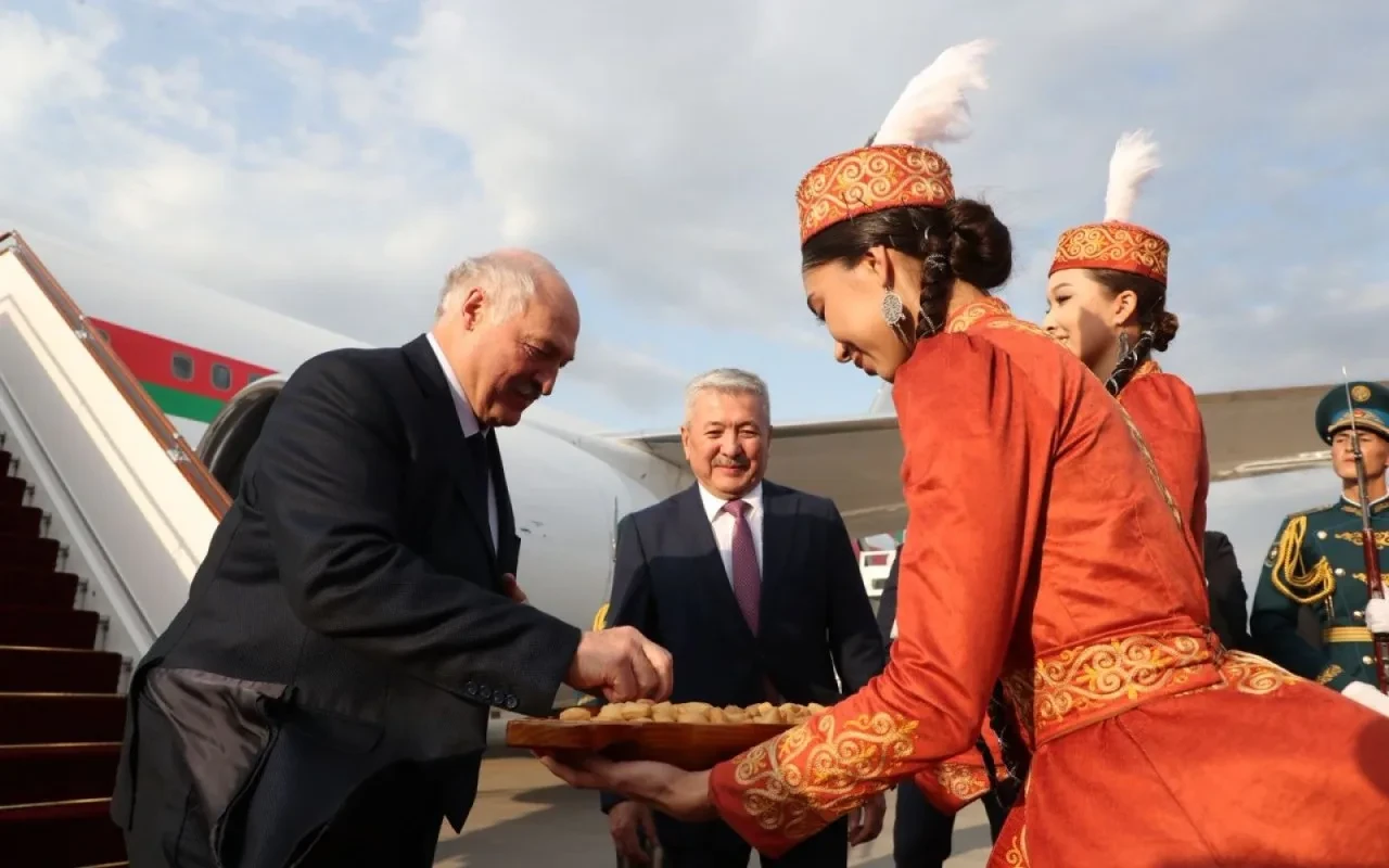 Bişkekdə Lukaşenkoya milli simvol hədiyyə edildi