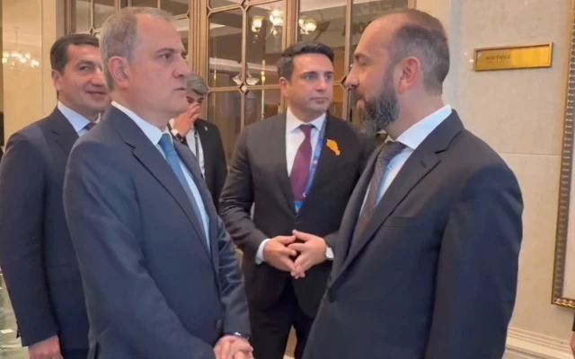 Ceyhun Bayramov Mirzoyanla qısa söhbət etdi