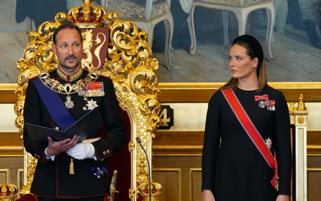 Norveçin yeni Kralı and içdi