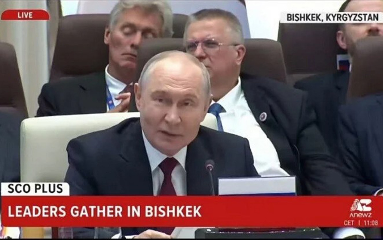 Putin danışarkən Peskov yatdı - VİDEO